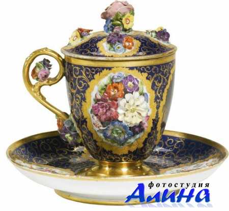 Изысканный антиквариат - посуда и вазы на прозрачном фоне